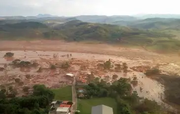 Barragem da mineradora Samarco se rompeu em Mariana e inundou a região